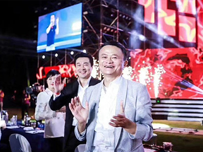 马云乡村教师奖颁奖典礼焰火秀《心有光芒，必有远方》