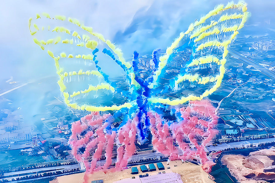 打破“无人机空中发射最多烟花”吉尼斯世界纪录！